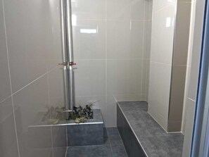 Superior-Zimmer | Hochwertige Bettwaren, Daunenbettdecken, Zimmersafe, kostenloses WLAN