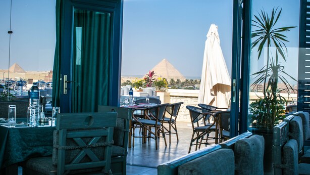 A restaurant with a view of the pyramids. - Pyramids Chill Out (Giza)