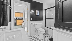 Un bagno con toilette, lavandino e zona doccia.