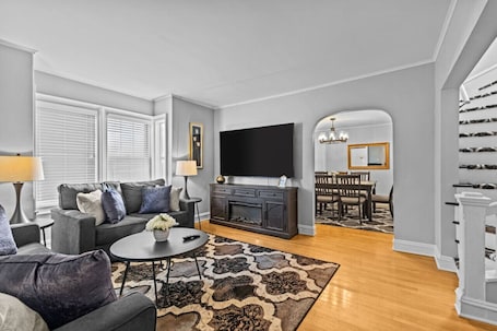 TV, fireplace. Charming 4BR House - Burlington