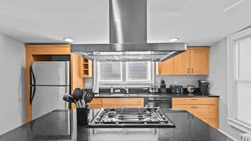 Réfrigérateur, four à micro-ondes, un four, surface de cuisson
