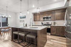 Kylskåp, mikrovågsugn, ugn och spishäll