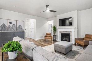 Smart TV, fireplace - Sip & Stay, Trendy Wine Getaway (Richland)