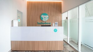 Un mostrador de recepción con un panel de madera y un logotipo con un koala.