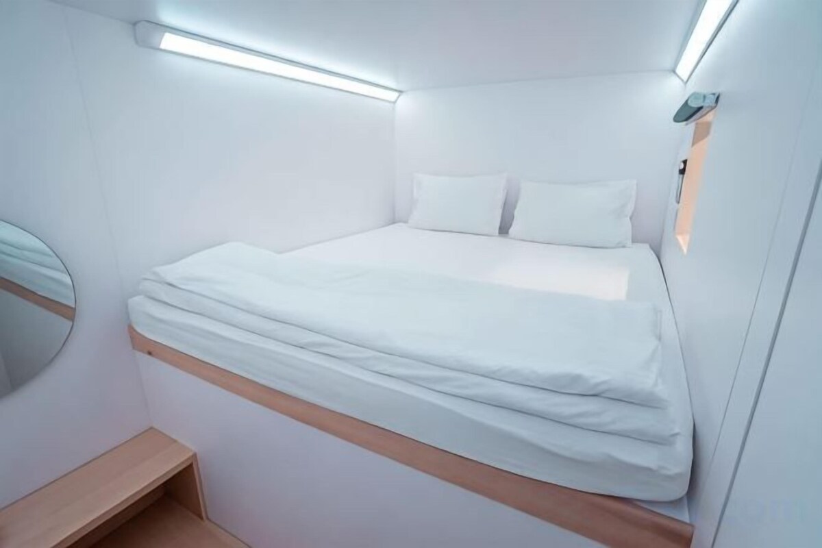 Soundproofing, free WiFi, bed sheets