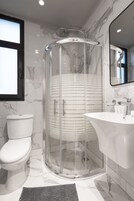 Habitación estándar | Baño | Ducha y cabezal de ducha tipo lluvia