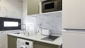 Habitación estándar | Cocina privada | Refrigerador con congelador, microondas, horno y parrilla de estufa