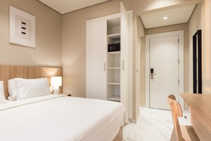 Habitación estándar | Espacio para trabajar con un portátil y sistema de insonorización