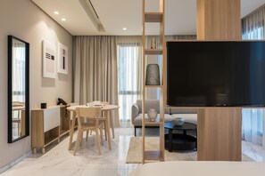 Deluxe Suite | Ruang tamu | 55 inci televisyen LED dengan digital 