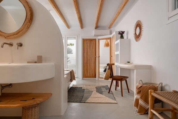 5 slaapkamers, een bureau, een strijkplank/strijkijzer, reisbedje