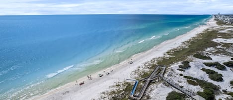 Playa en los alrededores, camastros y toallas de playa