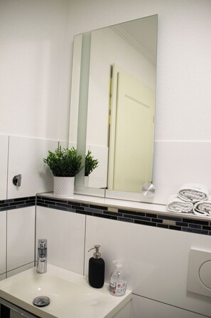 Een douche, een haardroger, handdoeken