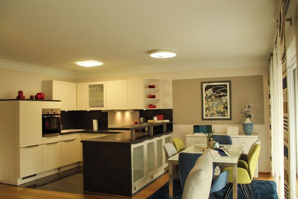 Een koelkast, een oven, een vaatwasser, een koffiezetapparaat/waterkoker