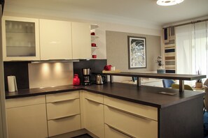 Kjøleskap, ovn, oppvaskmaskin og kaffetrakter/tekoker