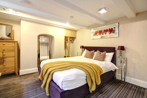 3 bedrooms, iron/ironing board, free WiFi, bed sheets - Chester Apartments (Apt A) (Chester)