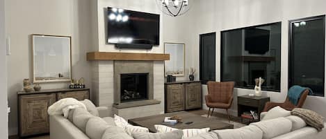 TV connectée, cheminée, livres