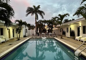 حمّام سباحة مُدفَّأ