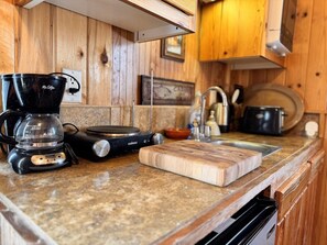 Een koelkast, een koffiezetapparaat/waterkoker, een broodrooster