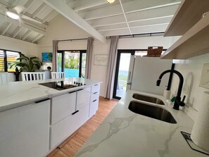 Kjøleskap, mikrobølgeovn, kokeplater og kaffetrakter/tekoker