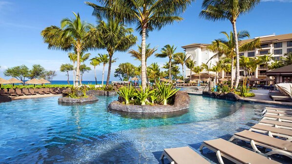 Utendørsbasseng og et oppvarmet basseng