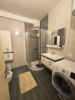 Shower, hair dryer, towels - Albania Dream Holidays Accommodation (Sarandë)