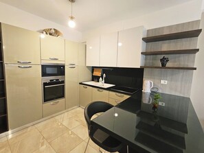 Fridge, microwave, oven, electric kettle - Albania Dream Holidays Accommodation (Sarandë)