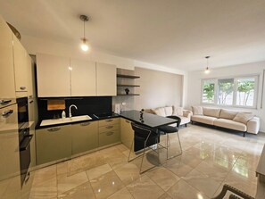 Fridge, microwave, oven, electric kettle - Albania Dream Holidays Accommodation (Sarandë)