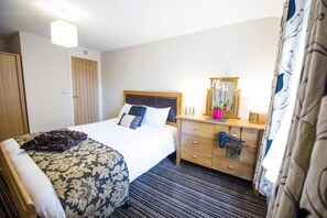 3 slaapkamers, een strijkplank/strijkijzer, gratis wifi, beddengoed