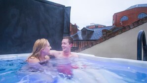 Outdoor spa tub - Chester Apartments (Apt B) (Chester)