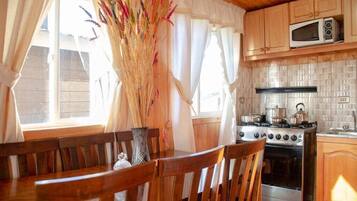 Jääkaappi, mikroaaltouuni, uuni, tehosekoitin