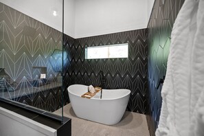 Douche, séchoir à cheveux, serviettes fournies