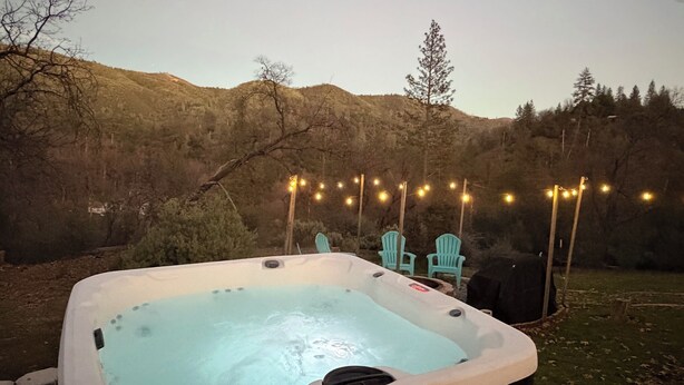 A hot tub with a view of a mountainous landscape. - GameRoom*HotTub*HomeTheater*EV*Fire pitw/Mtn View (Midpines)