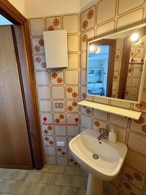 Estudio estándar | Baño | Ducha, cabezal de ducha tipo lluvia, bidé y toallas