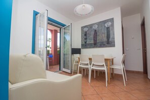 公寓式客房, 2 间卧室 | 起居区 | 平板电视