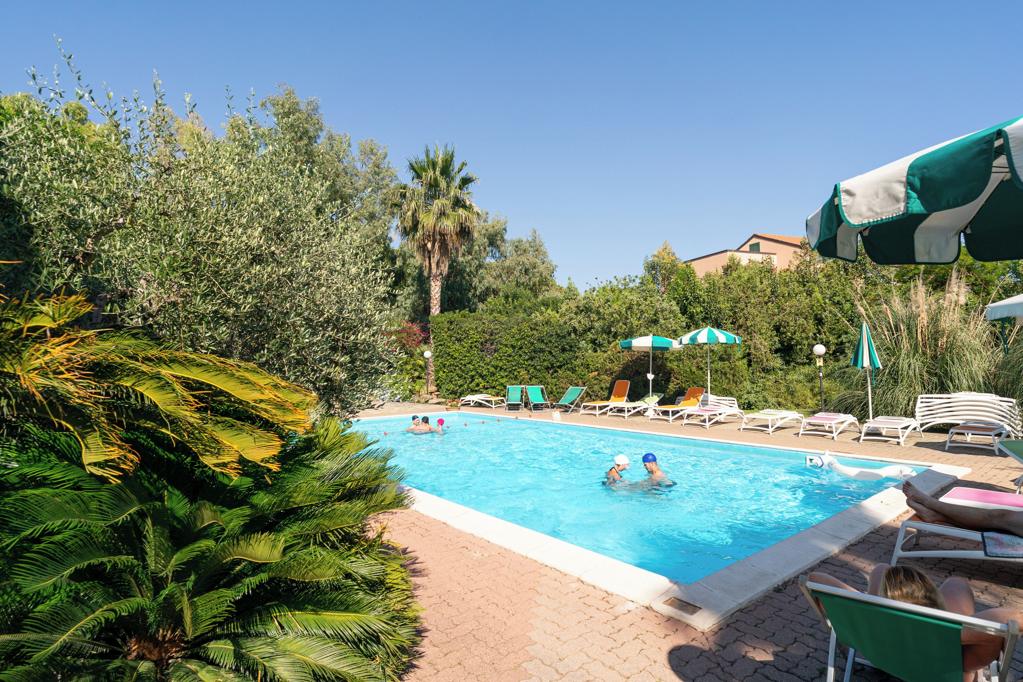 Kauden mukainen ulkouima-allas avoinna 10.00–18.00, aurinkovarjoja