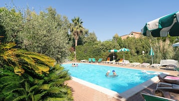 Kauden mukainen ulkouima-allas avoinna 10.00–18.00, aurinkovarjoja