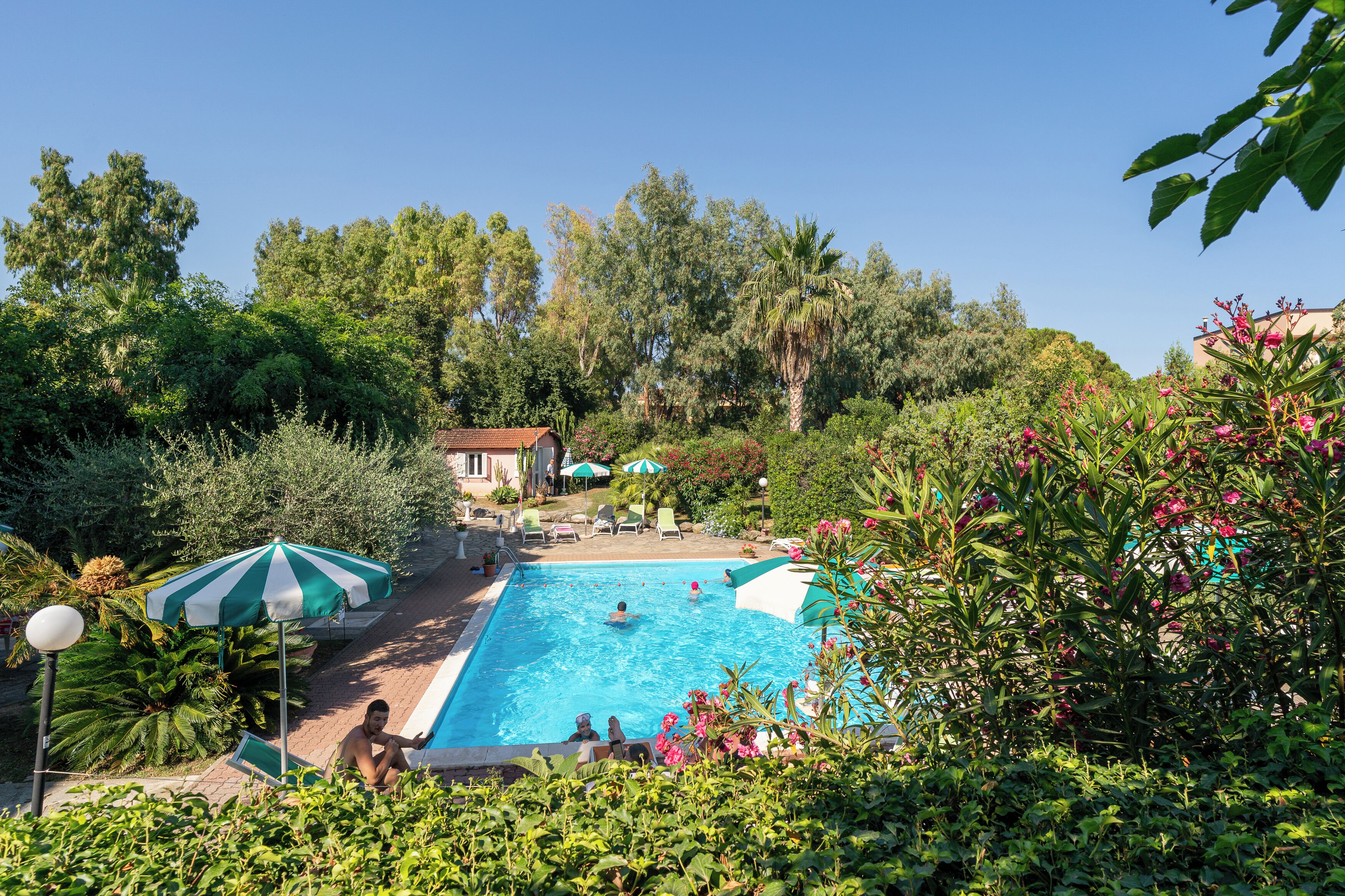 Sesongbasert utendørsbasseng, bassengparasoller og solsenger