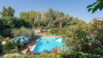 Sesongbasert utendørsbasseng, bassengparasoller og solsenger