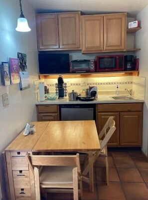 Kjøleskap, mikrobølgeovn, kokeplater og kaffetrakter/tekoker