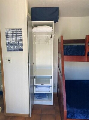 1 chambre, bureau, fer et planche à repasser, Wi-Fi gratuit