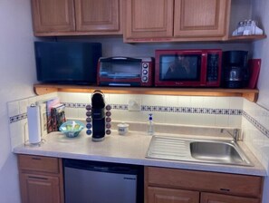 Kjøleskap, mikrobølgeovn, kokeplater og kaffetrakter/tekoker