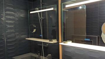 Een douche, een haardroger, handdoeken, zeep
