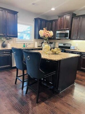 Kylskåp, mikrovågsugn, ugn och spishäll