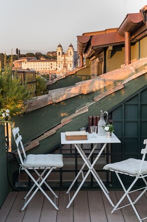 1 bedroom, Internet - A Penthouse With Garden In Historic Palace in Rome s Historic Center (Rome)