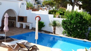 A pool area with lounge chairs and a barbecue. - Magnifica Casa CON Piscina Privada Y Vistas AL MAR (L'Escala)