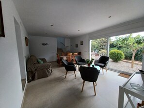 TV, fireplace, stereo
