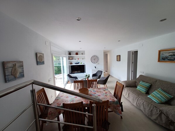 TV, fireplace, stereo