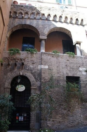 House - Rome With a Garden Delightful 1 Bedroom Apartment With Private Garden in Historic Trastevere (Rome)