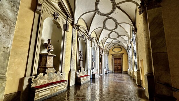 A grand hallway with ornate columns, marble floors, and classical statues. - L Ortensia Bianca in Palazzo Ruspoli a Superb Retreat in the Most Elegant Palace in Rome (Rome)