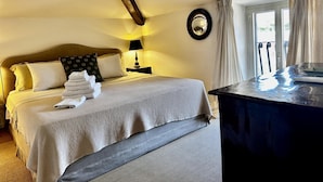 A hotel room with a bed, bedside lamp, and a view of the outdoors. - L Ortensia Bianca in Palazzo Ruspoli a Superb Retreat in the Most Elegant Palace in Rome (Rome)